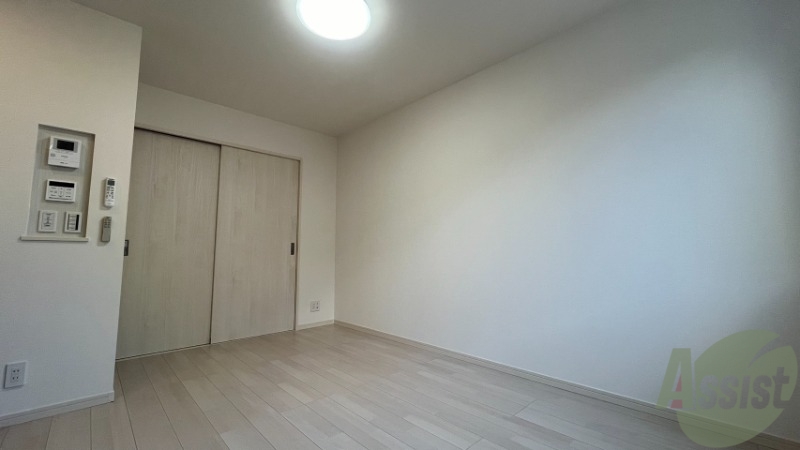 居室・リビング　８．２帖の洋室を撮影しました。奥の扉は２．５帖の洋室です。