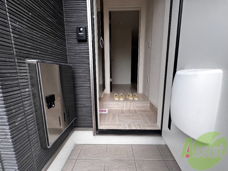 玄関　こちらは玄関になります。扉を開けるととても明るいですね。