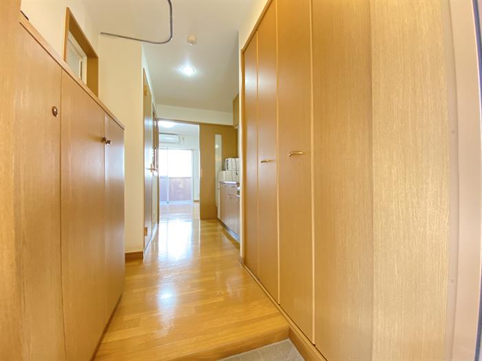 玄関　収納とシューズボックス付き