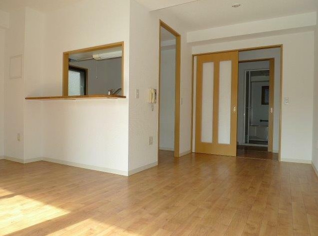 居室・リビング　リビングは明るく広々