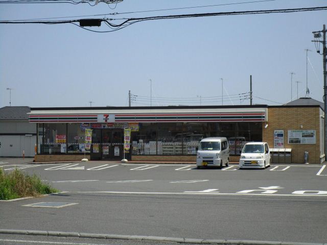 コンビニ　セブンイレブン（コンビニ）まで590m