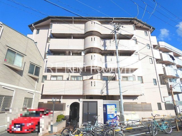 建物外観　５階建ての重厚な建物です。