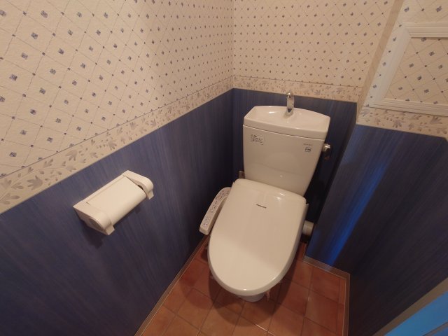 トイレ　同物件別号室の写真です。