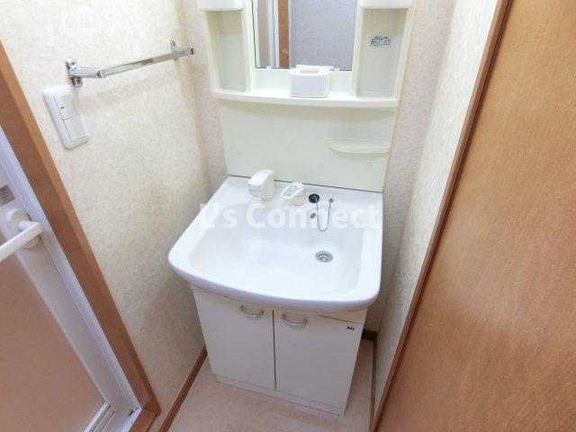 洗面設備　朝の支度もスムーズな独立洗面台。