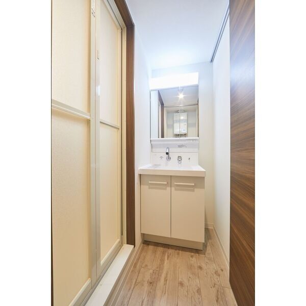 洗面設備　忙しい朝にうれしいシャンプードレッサー付きです♪