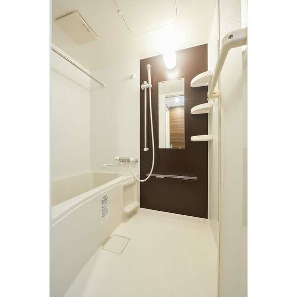 バス・シャワールーム　アクセントパネルがおしゃれなバスルーム♪