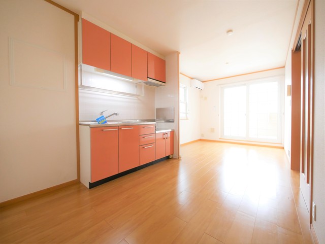居室・リビング　★オレンジ色の可愛らしいキッチンがございます★