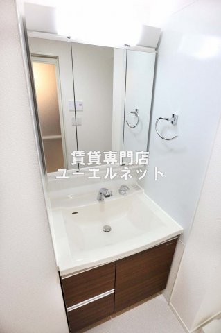 洗面設備　清潔感ある独立洗面台で毎日気持ちよく♪