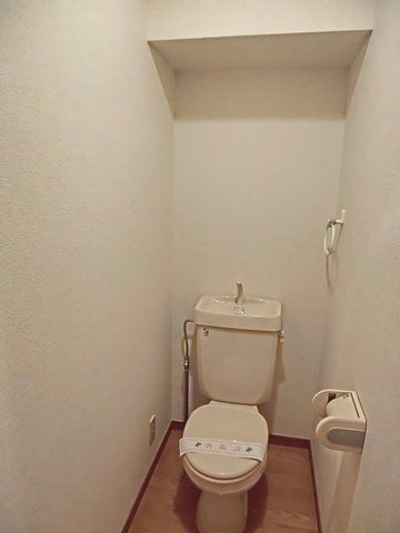 トイレ　上部に便利な棚付