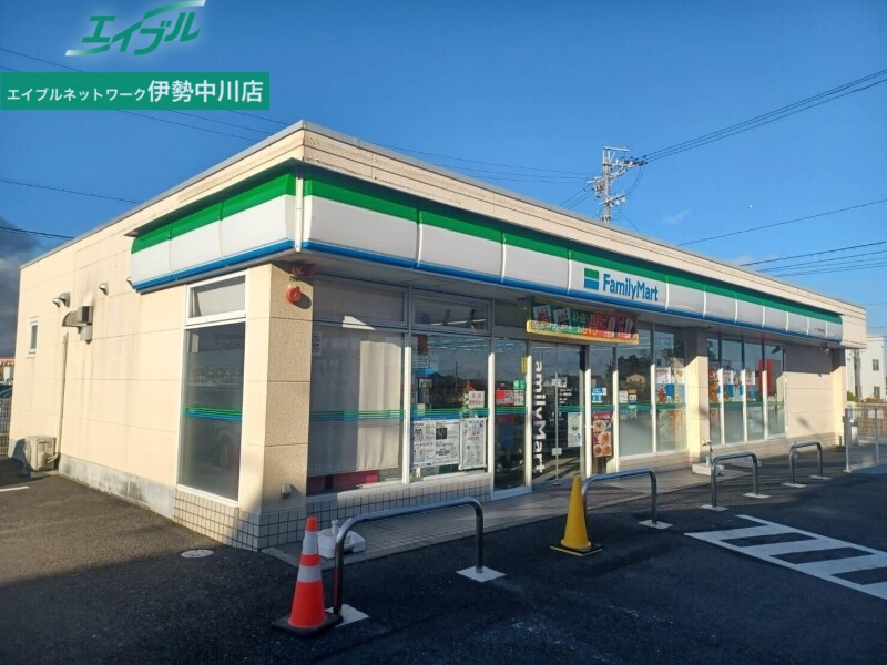 コンビニ　ファミリーマートキング観光津店（コンビニ）まで614m