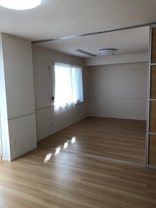 その他部屋・スペース　洋室部分・収納＆室内物干し付きの機能的なお部屋です♪