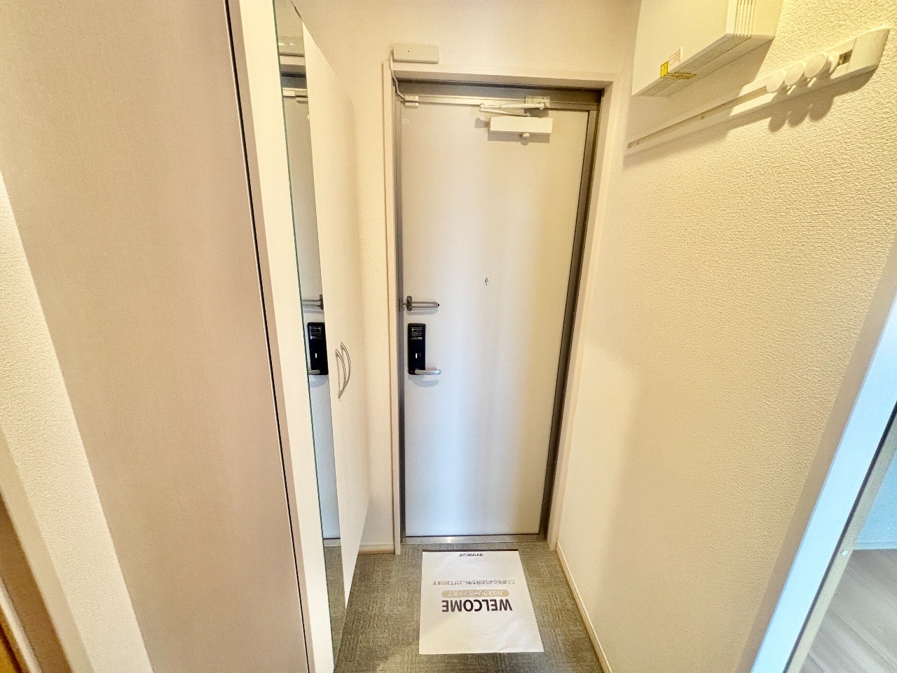 玄関　玄関部分・ミラー付きシューズボックスあり◎※同物件参考写真