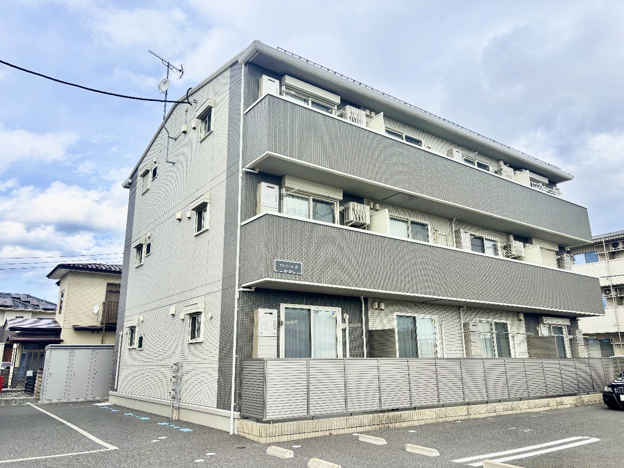 建物外観　外観部分・日当たり良好！スマートな佇まいです♪