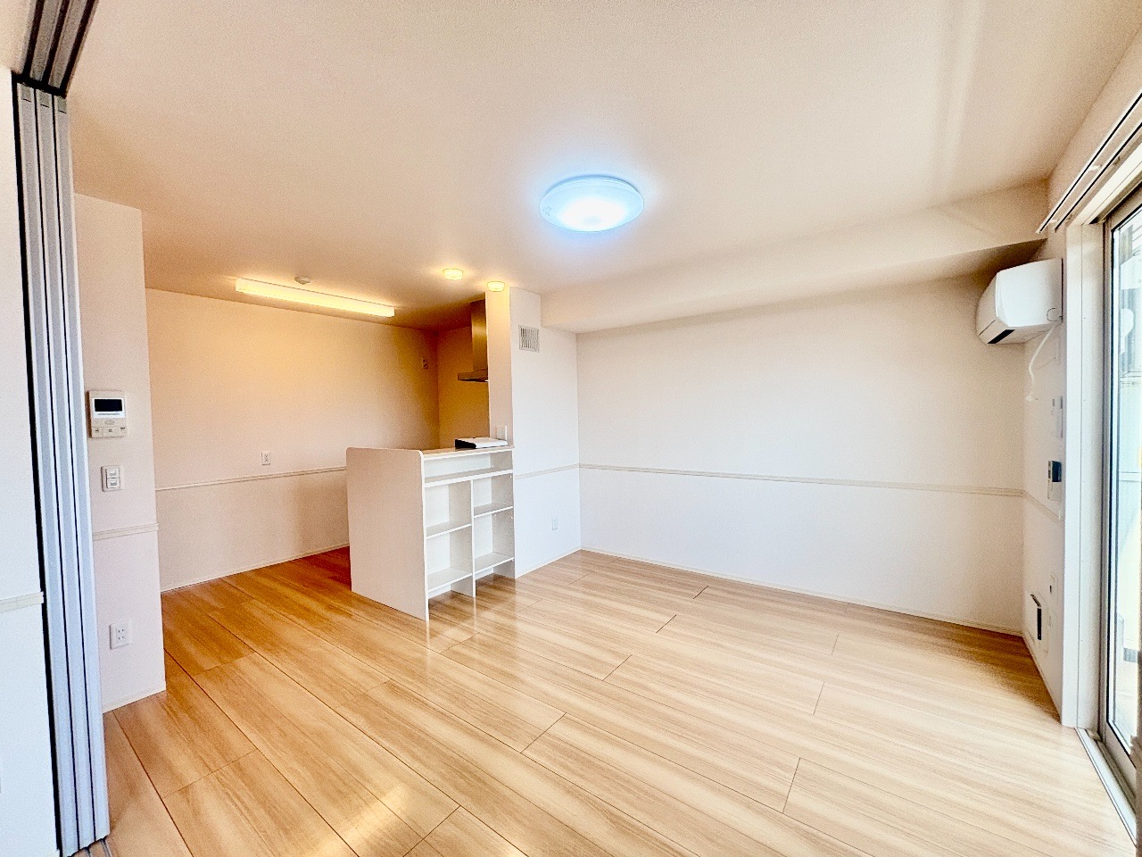 居室・リビング　リビング部分・大きな窓で日当たり良好です♪※同物件参考写真