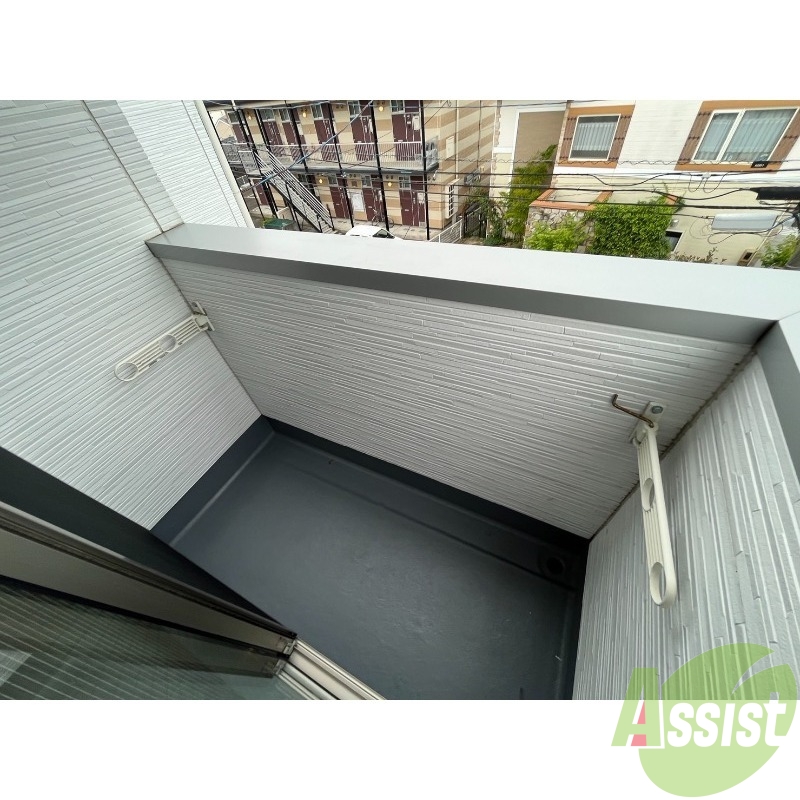 バルコニー　バルコニーは洗濯物を干すのに十分な広さがありますね。