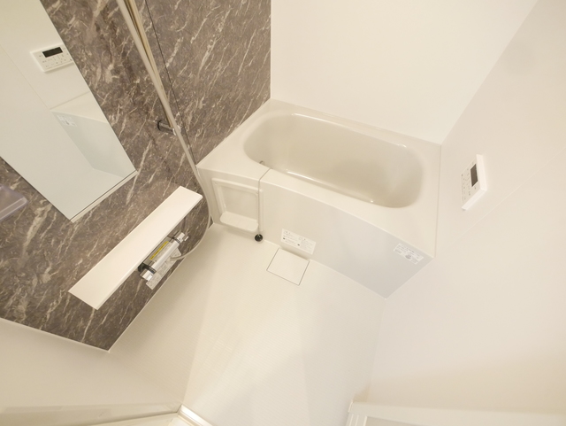 バス・シャワールーム　★鏡付の清潔感のあるバスルームです★