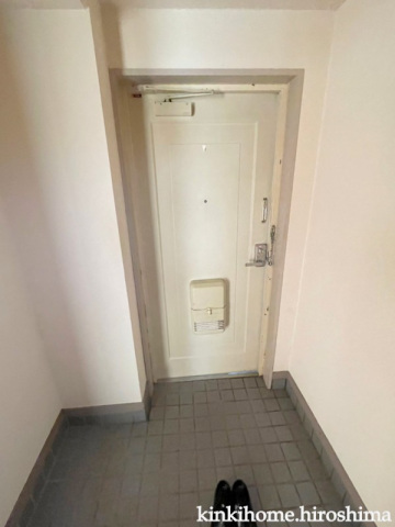 玄関　写真は別のお部屋です。（現況を優先してください）