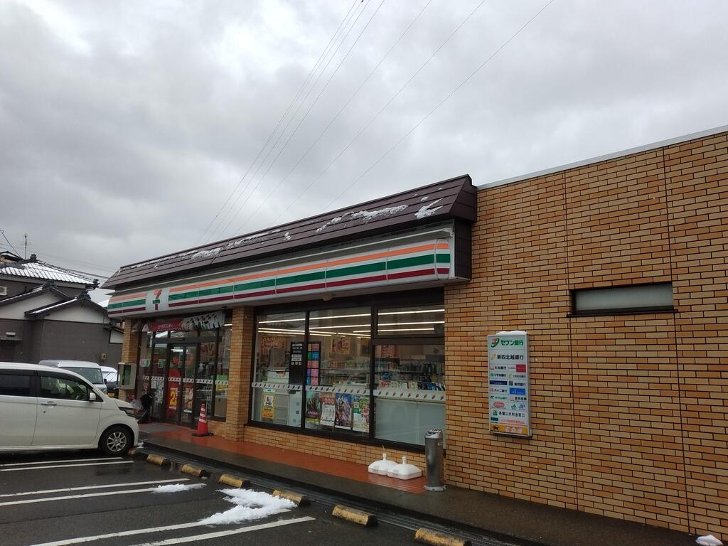 コンビニ　セブンイレブン新潟東中野山店（コンビニ）まで612m