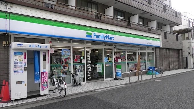 コンビニ　ファミリーマート 上北沢四丁目店（コンビニ）まで74m