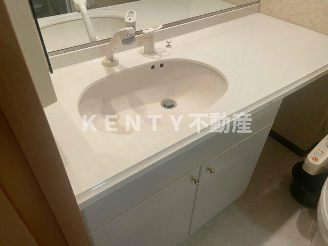 洗面設備　ゆったりとスペースのある洗面所