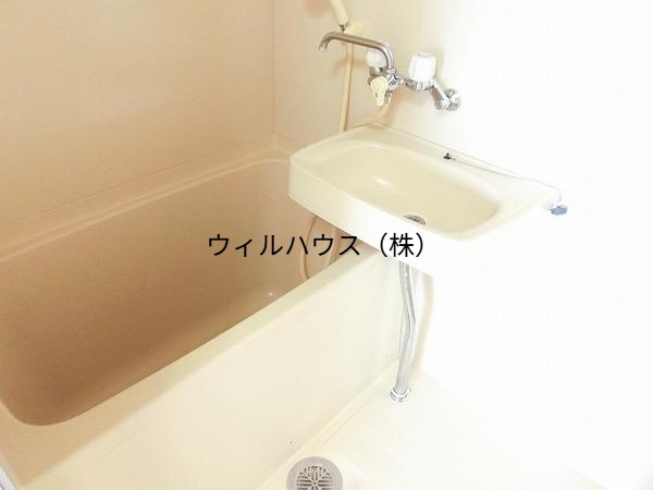 バス・シャワールーム　キレイにリフォームされています！