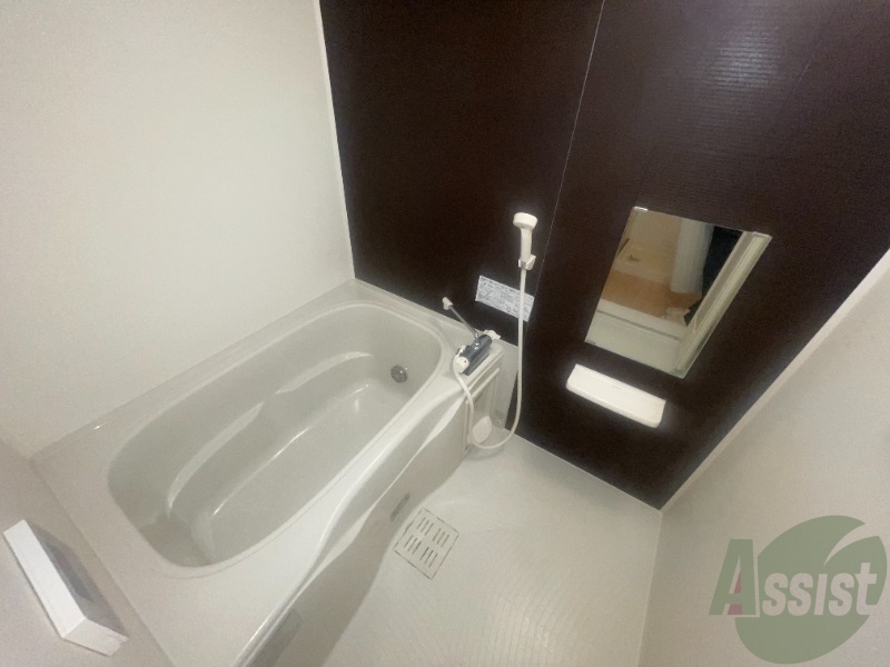 バス・シャワールーム　洋室は広く大き目の浴槽もあるので一日のつかれも落とせますね。