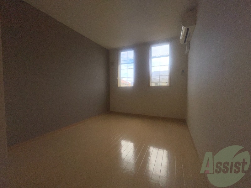 その他部屋・スペース　寝室にも窓があり風通しも良く広々としています。