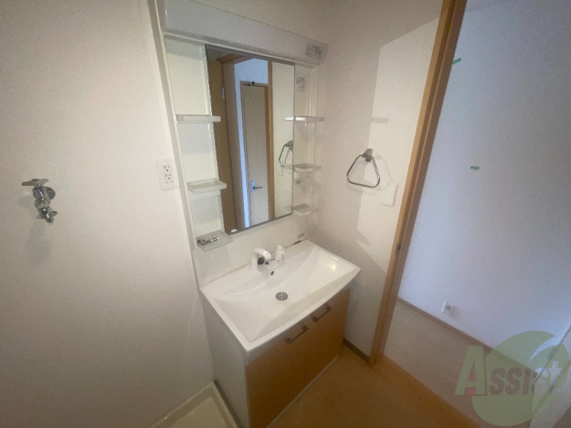 洗面設備　洗面台は独立式になっており下部には収納も可能です。