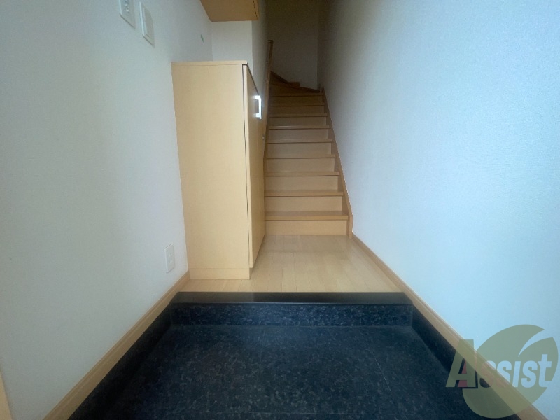 玄関　玄関も広く大きな荷物を持っての出入りも可能です。