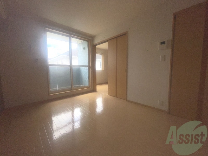 居室・リビング　リビングには大きい窓もあり陽当たりも良好です。