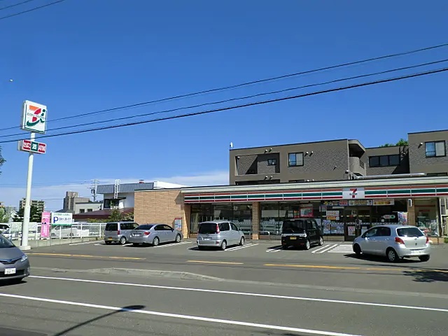 コンビニ　セブンイレブン札幌福住中央通店（コンビニ）まで502m