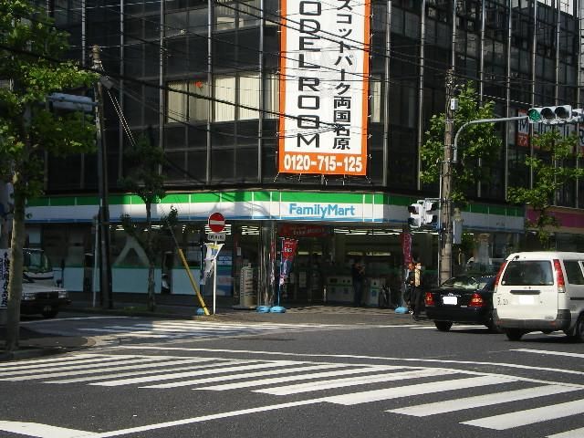 コンビニ　ファミリーマート（コンビニ）まで220m
