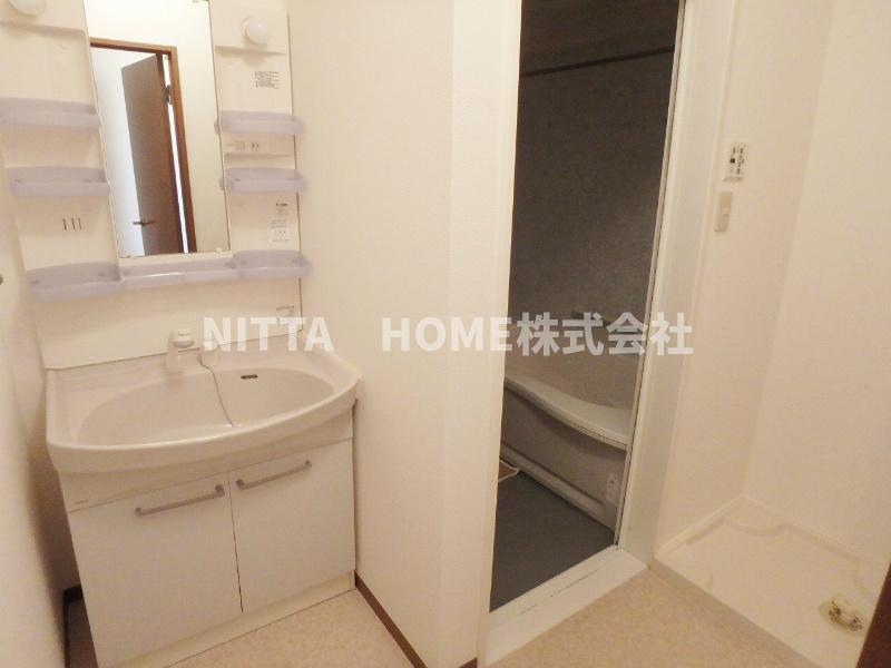 洗面設備　シャワー付きの洗面台朝の準備も楽々です☆彡