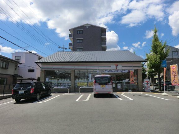 コンビニ　セブン-イレブン京都樫原水築町店（コンビニ）まで590m