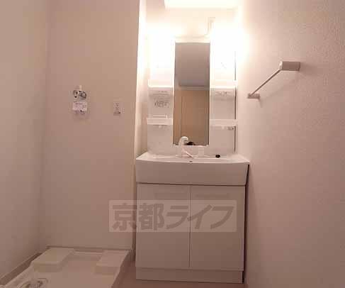 洗面設備　シャンプードレッサ付の独立洗面台です。