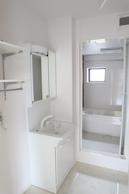 洗面設備　使いやすい独立洗面台です