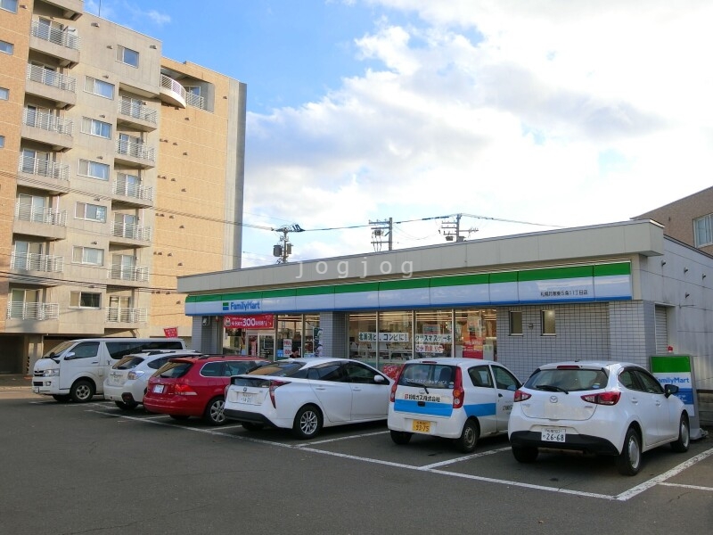 コンビニ　ファミリーマート札幌月寒東5条11丁目店（コンビニ）まで245m