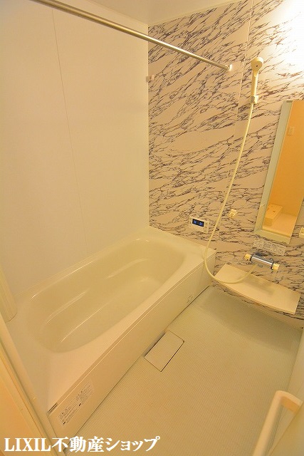 バス・シャワールーム　追い焚き給湯付きの広めの浴室です。