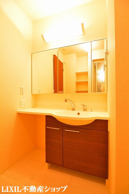 洗面設備　３面鏡付きの洗髪洗面化粧台です。