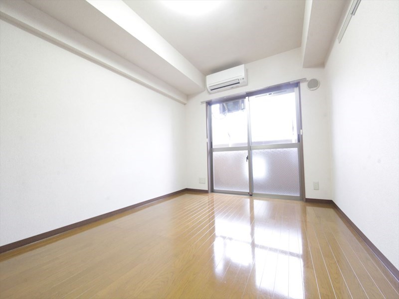 バルコニー　洋室8帖　エアコン完備　南面バルコニー