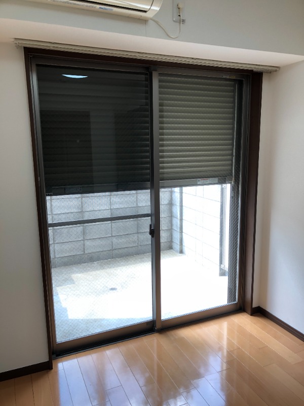 セキュリティ　電動防犯シャッター（１階）