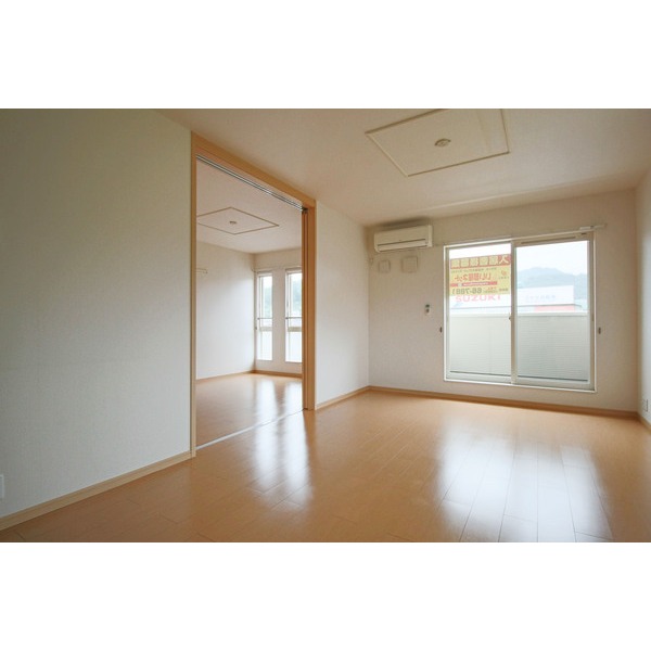 居室・リビング　同じ建物の別のお部屋