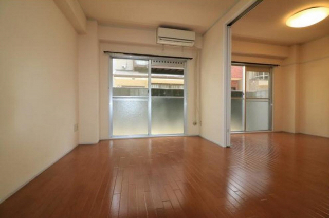 居室・リビング　同マンションの別のお部屋の写真です。