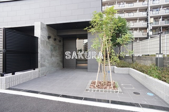 エントランス　重厚感のある建物デザイン♪