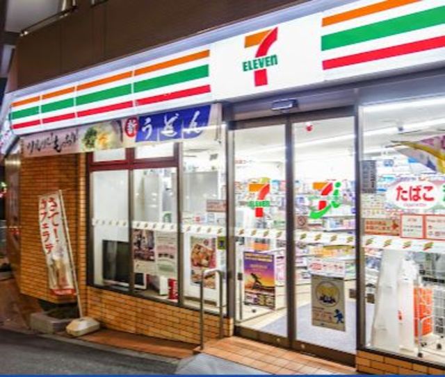 コンビニ　セブンイレブン新宿曙橋駅東店（コンビニ）まで462m