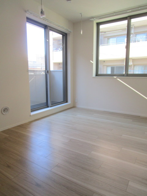 居室・リビング　★２面採光の明るい洋室★