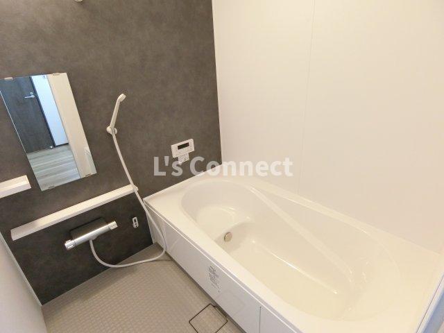 バス・シャワールーム　足を伸ばして入れる１坪浴室。追焚き、浴室乾燥付き。