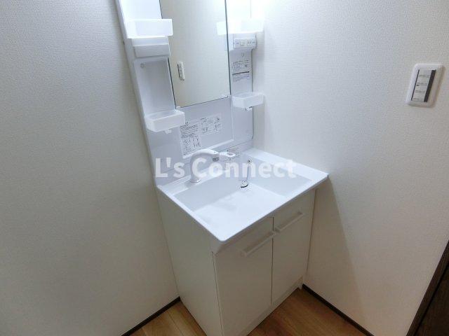 洗面設備　朝の支度もスムーズな独立洗面台。