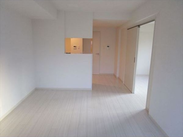 居室・リビング　明るい居間で気持ちまで明るくなりますね！