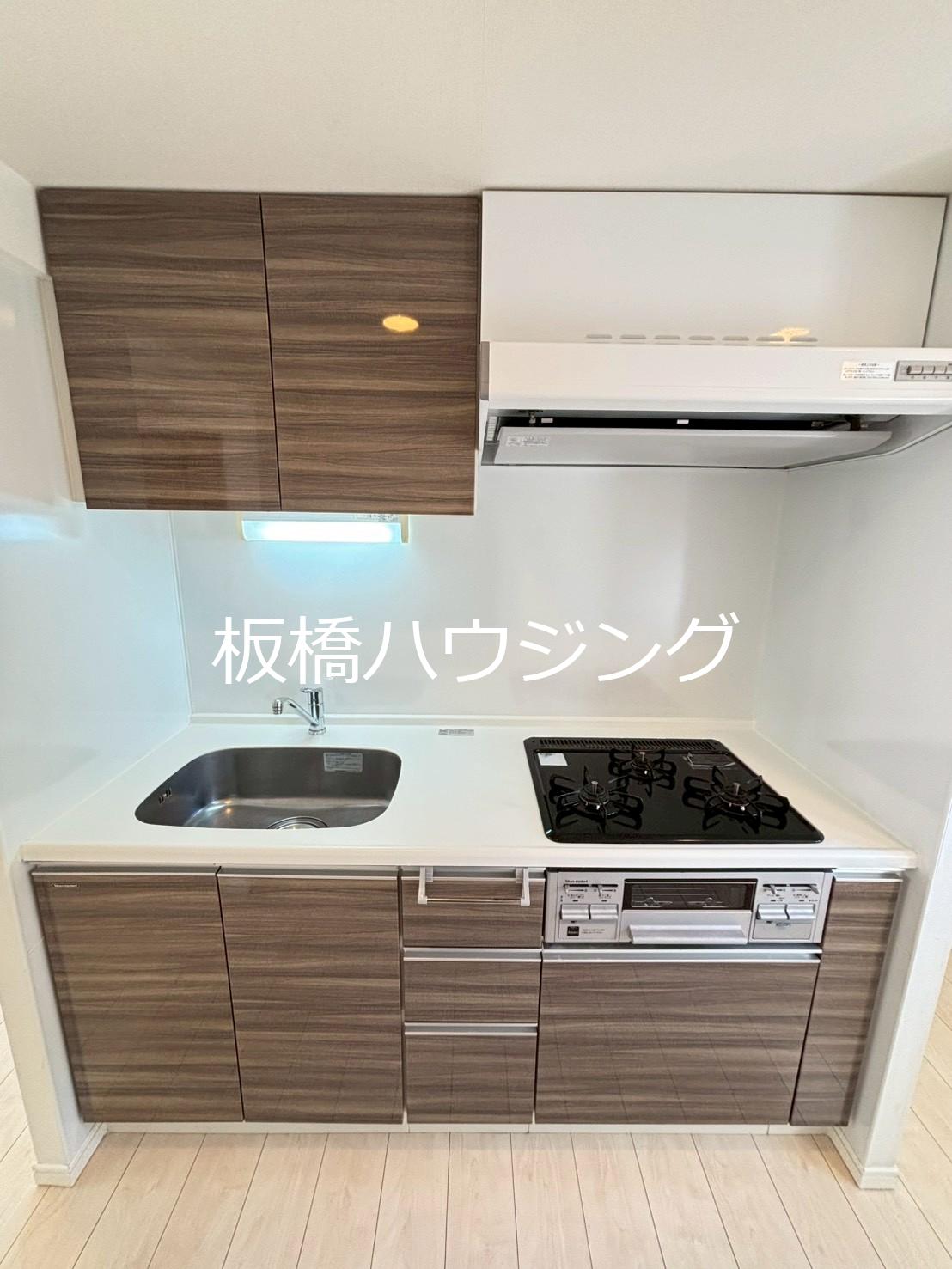 キッチン　ガス３口システムキッチン